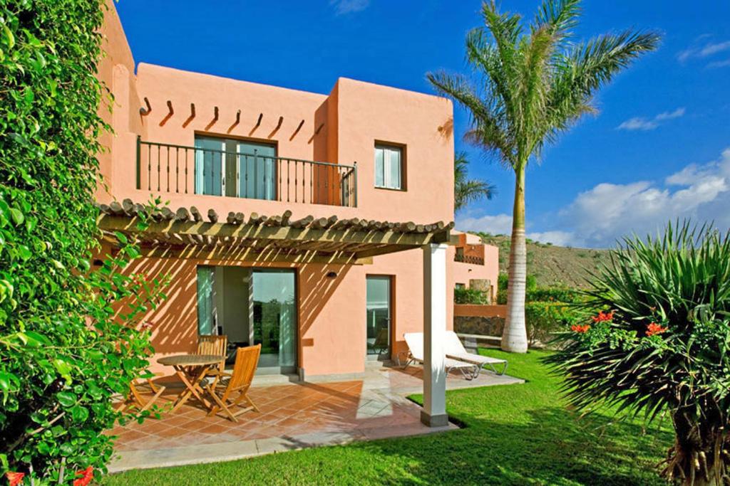 dom z palmą i patio w obiekcie Salobre Morro Golf 3 w mieście Maspalomas