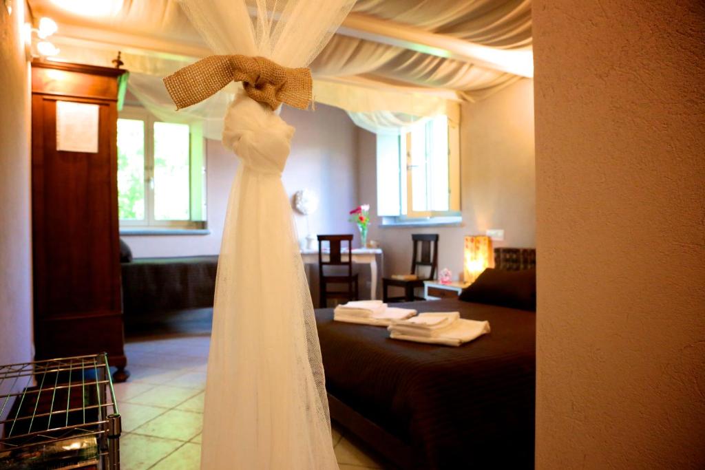 um vestido de noiva pendurado numa cortina num quarto em B&B Casa Marvita em Cuneo