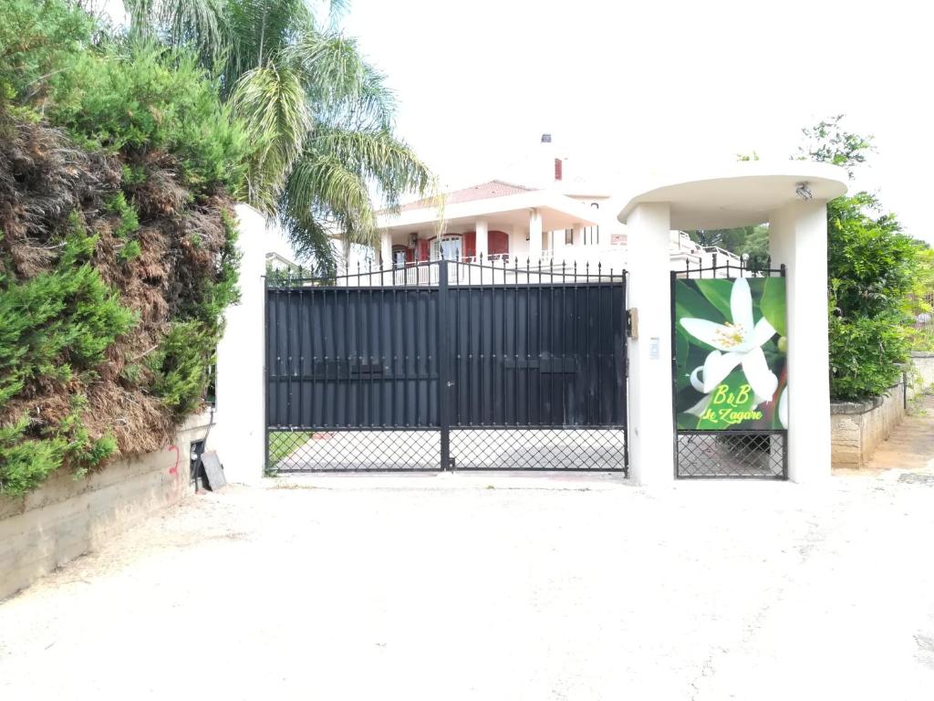een zwarte poort voor een huis bij b&b le zagare in Caltanissetta