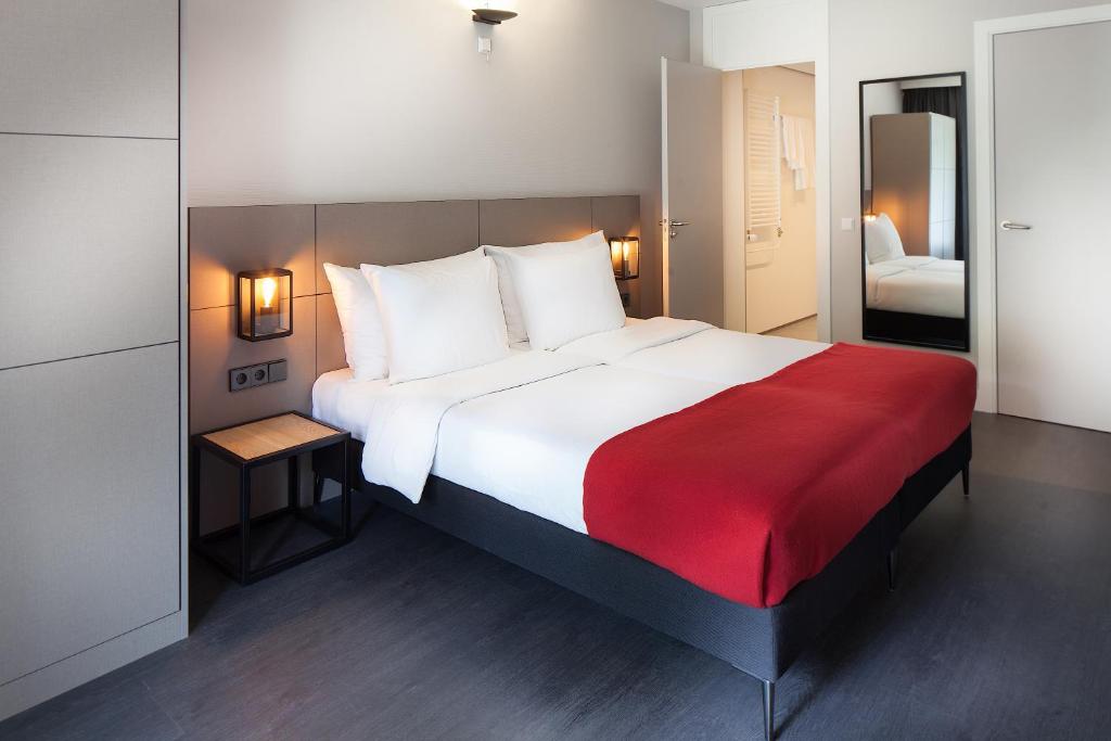 Llit o llits en una habitació de Golden Tulip Zoetermeer - Den Haag