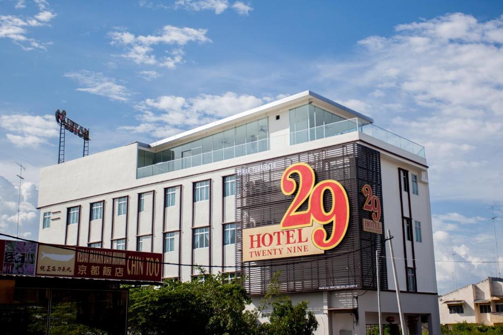 un edificio con un cartel en la parte delantera en Twenty Nine Hotel, en Yong Peng