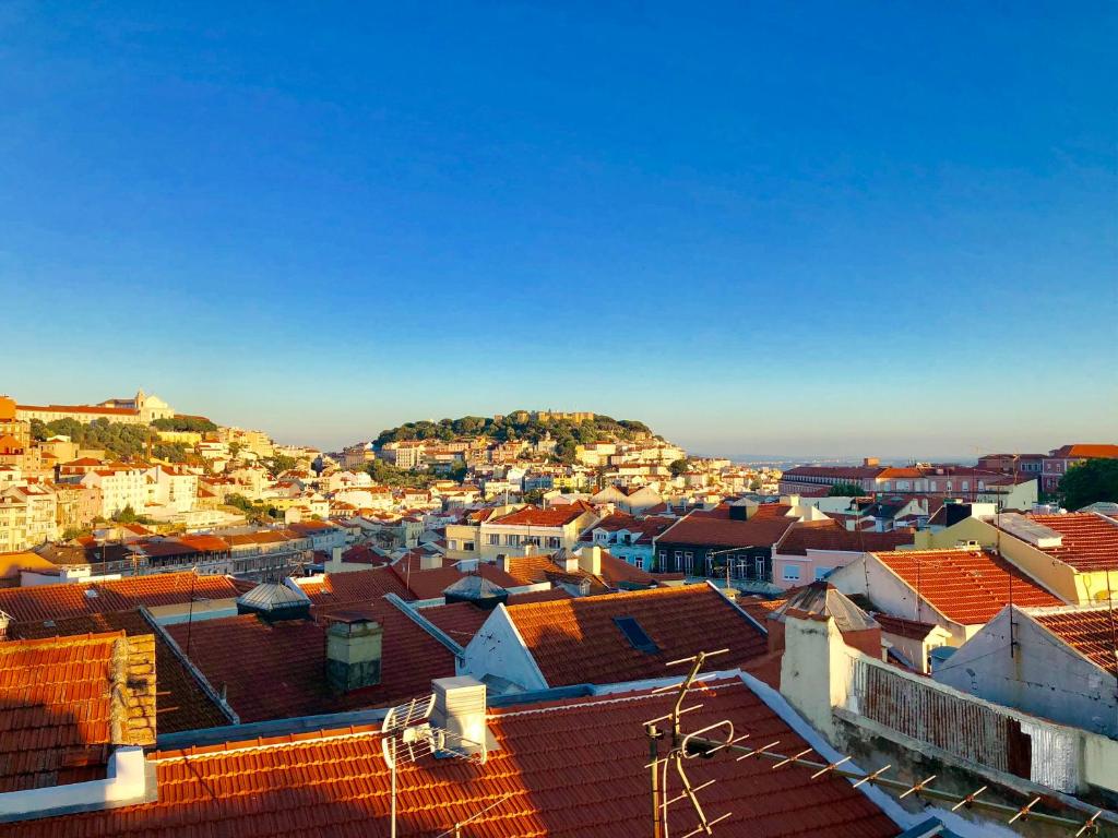- une vue sur une ville aux toits rouges dans l'établissement Central Lisbon Panoramic View Apartment, à Lisbonne
