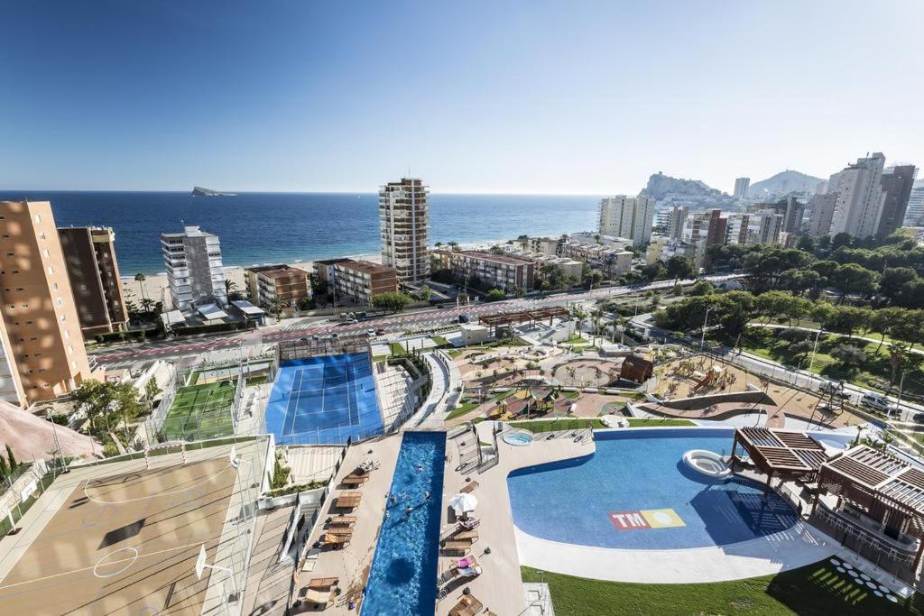 - Vistas a una ciudad con piscina y al océano en Benidorm Luxury Residential, en Benidorm