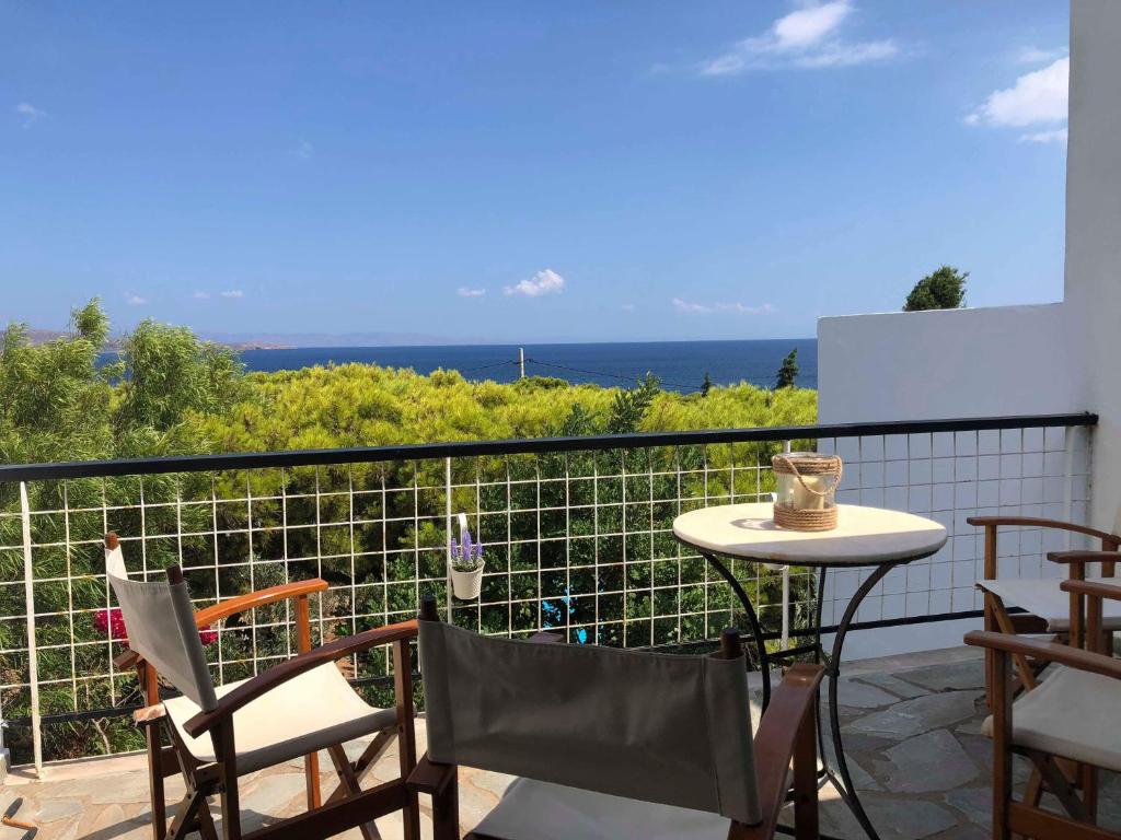 Balkón nebo terasa v ubytování Sea-view maisonette at Sounio