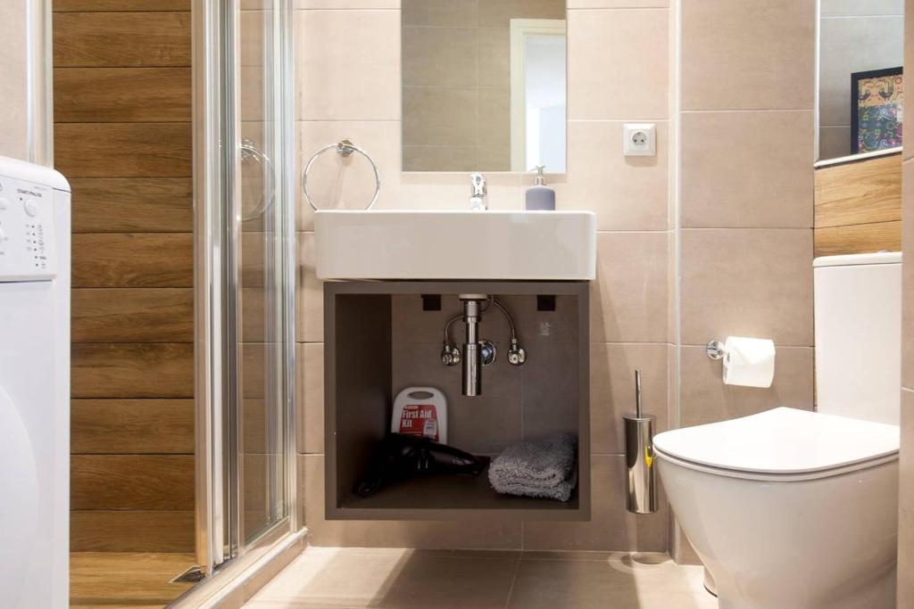 A bathroom at TONI'S Classy Home in Kolonaki, local's Gem