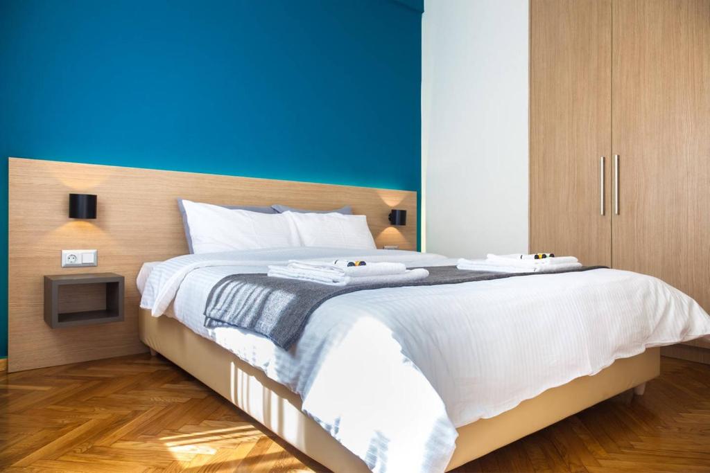 A bed or beds in a room at TONI'S Classy Home in Kolonaki, local's Gem