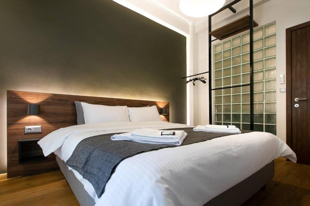 Postel nebo postele na pokoji v ubytování TONI'S 2BD Stay in Charming Historical centre