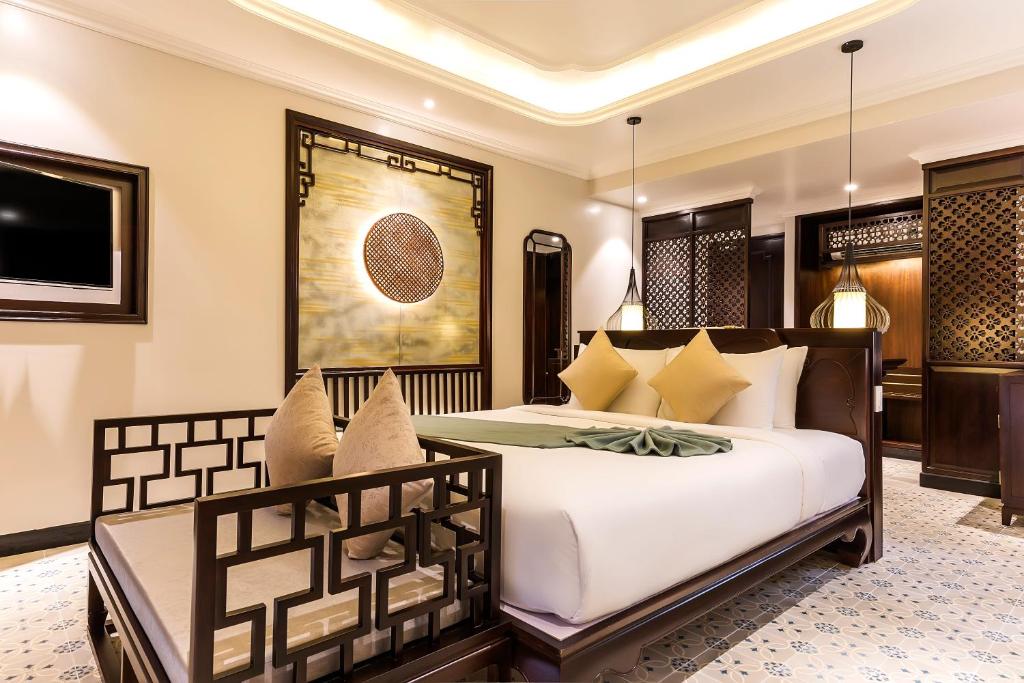 Llit o llits en una habitació de Laluna Hoi An Riverside Hotel & Spa