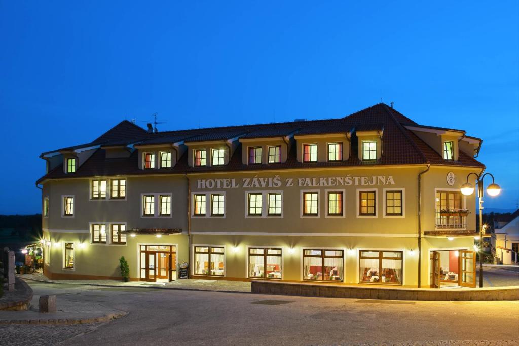 un hotel por la noche con las luces encendidas en Záviš z Falkenštejna, en Hluboká nad Vltavou