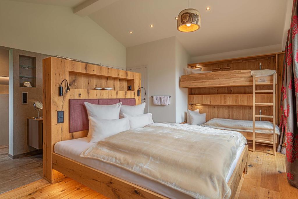 Postel nebo postele na pokoji v ubytování GräNobel Chalets