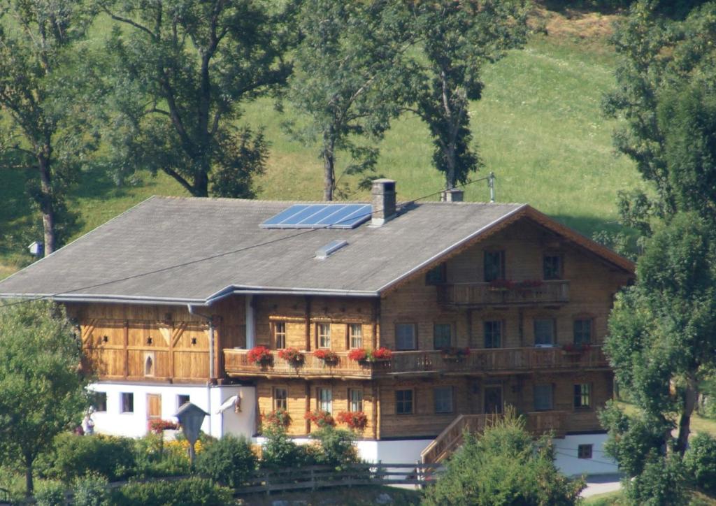 une maison avec des panneaux solaires en haut dans l'établissement Ferienhaus "Plankschneider", à Matrei in Osttirol