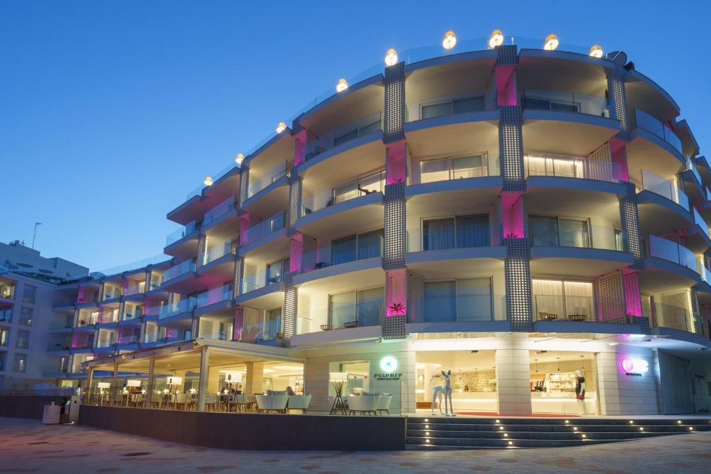 un gran edificio con luces en el lateral en One Ibiza Suites en Ibiza