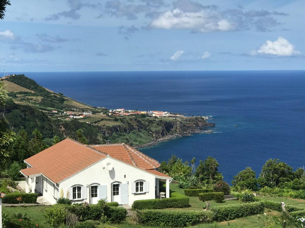 biały dom z widokiem na ocean w obiekcie Villa Ferreirinha w mieście Santa Cruz das Flores