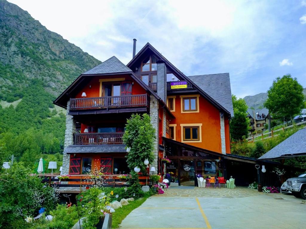 Nespecifikovaný výhled na hory nebo výhled na hory při pohledu z hotelu