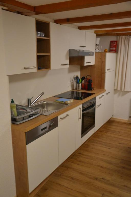 Kuchyňa alebo kuchynka v ubytovaní Sunnaschi Appartements - Wohnungen oder gesamt als "Hütte"