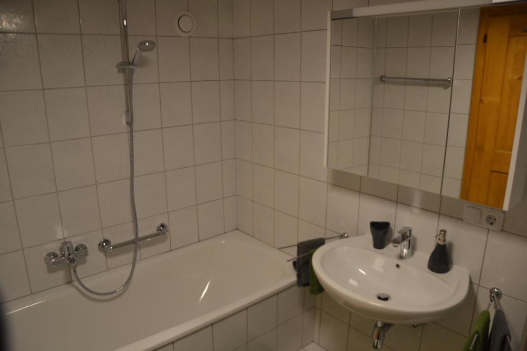 Kúpeľňa v ubytovaní Sunnaschi Appartements - Wohnungen oder gesamt als "Hütte"