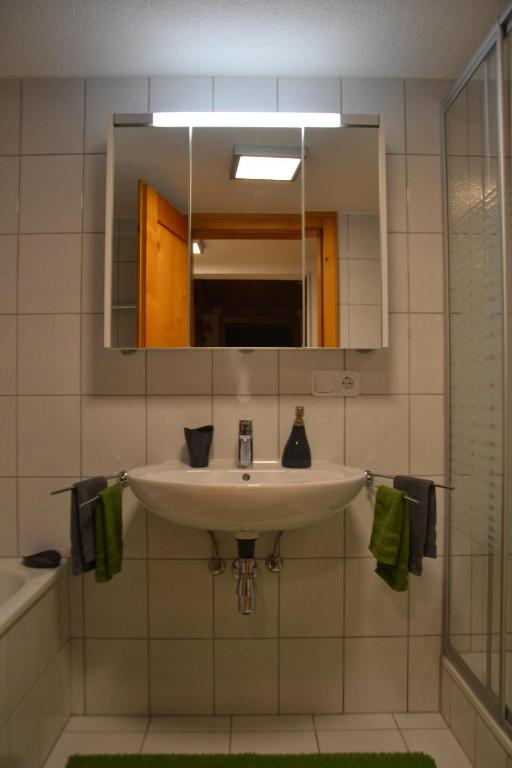 Kúpeľňa v ubytovaní Sunnaschi Appartements - Wohnungen oder gesamt als "Hütte"
