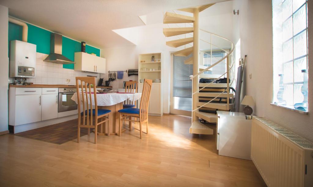 Una cocina y un comedor con mesa y sillas. en Altstadt Apartment Charly, en Düsseldorf