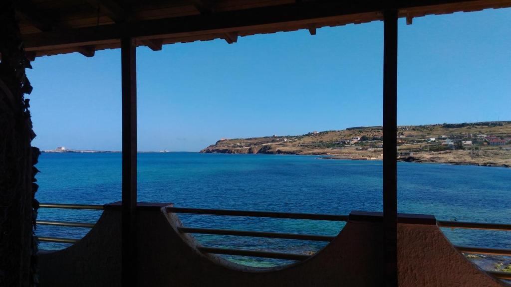 uma vista para o oceano a partir de uma casa em Casa sul Mare vicino Marzamemi em Pachino