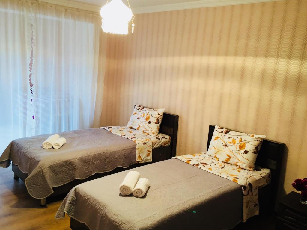 Pokój hotelowy z 2 łóżkami i krzesłem w obiekcie Emilia w mieście Sighnaghi