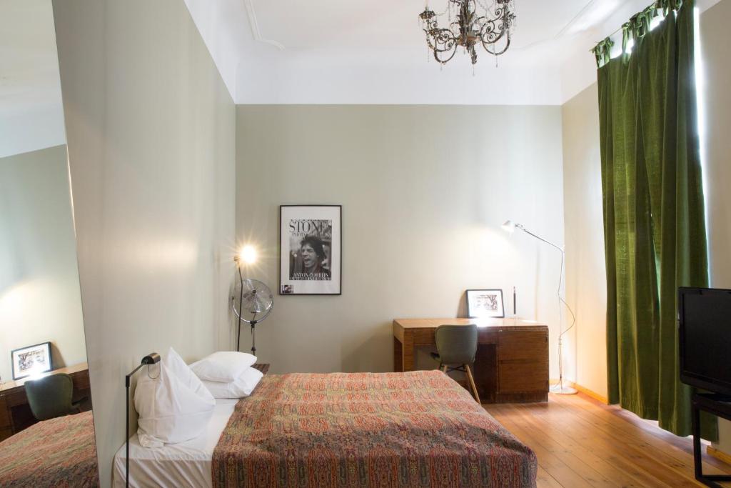 Postel nebo postele na pokoji v ubytování Hotel Art Nouveau am Kurfürstendamm