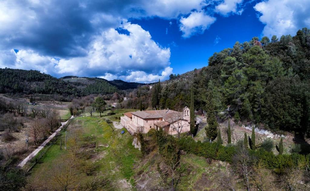 eine Luftansicht eines Hauses in den Bergen in der Unterkunft Convento San Bernardino in Montefranco