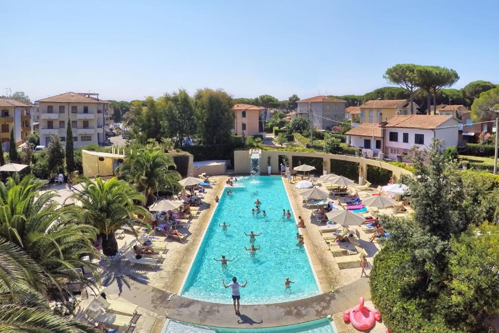 Bazén v ubytování Hotel Residence Stella del Mare nebo v jeho okolí