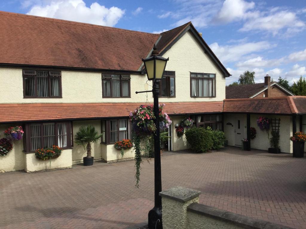 a street light in front of a building at High Hedges Apartment B in Oxford