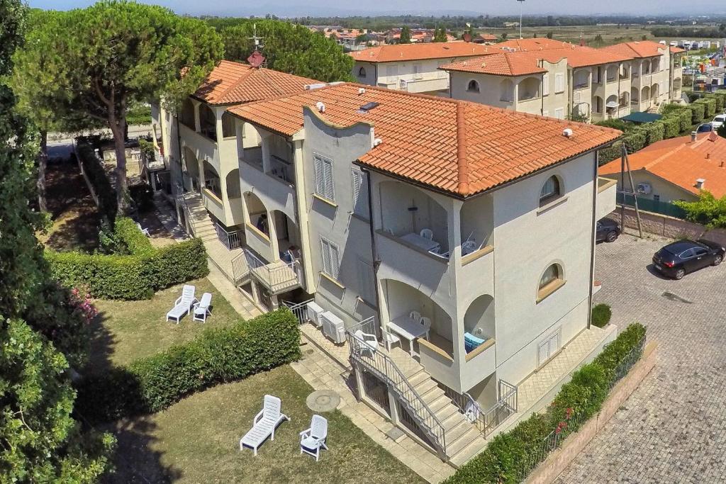 una vista aerea di un grande edificio con sedie di Villetta Tina a Vada