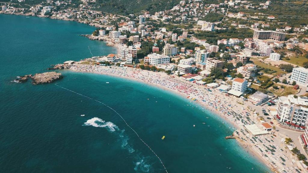 eine Luftansicht auf einen Strand mit einer Menschenmenge in der Unterkunft Apartment Melina in Dobra Voda