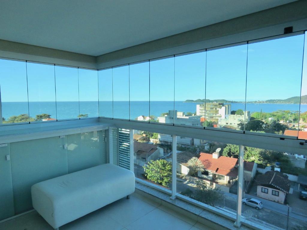 un gran balcón con vistas al océano en Excelente Apartamento Férias, praia e Beto Carrero, en Penha