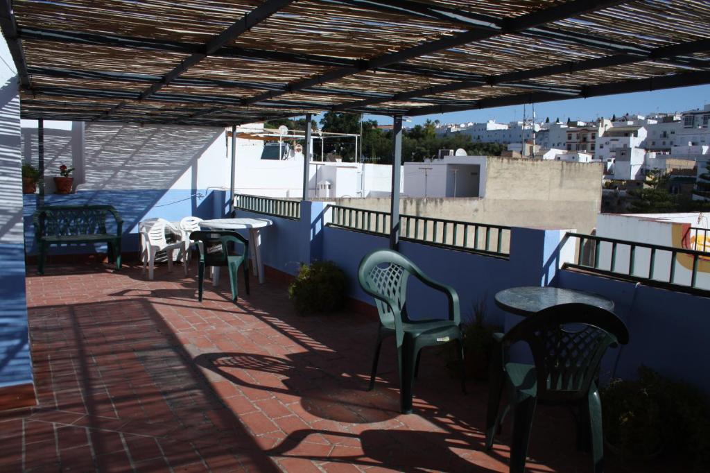 eine Terrasse mit Tischen und Stühlen auf dem Dach in der Unterkunft Casas Lomas II in Arcos de la Frontera