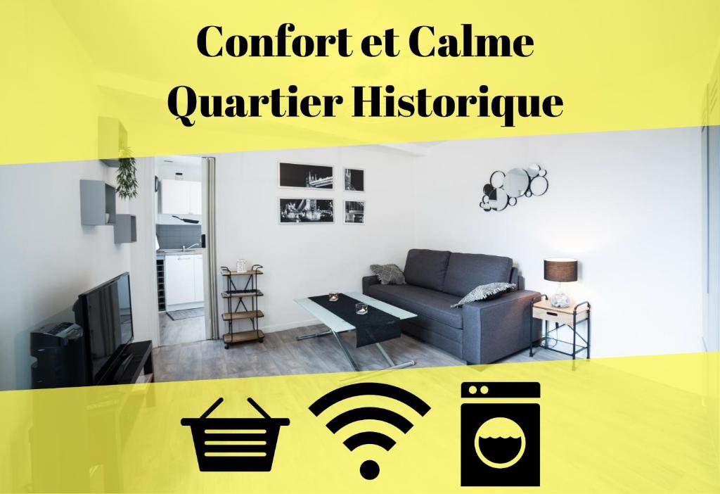 - un salon avec un canapé et une télévision dans l'établissement Appart Coeur de Rouen-Gare, à Rouen