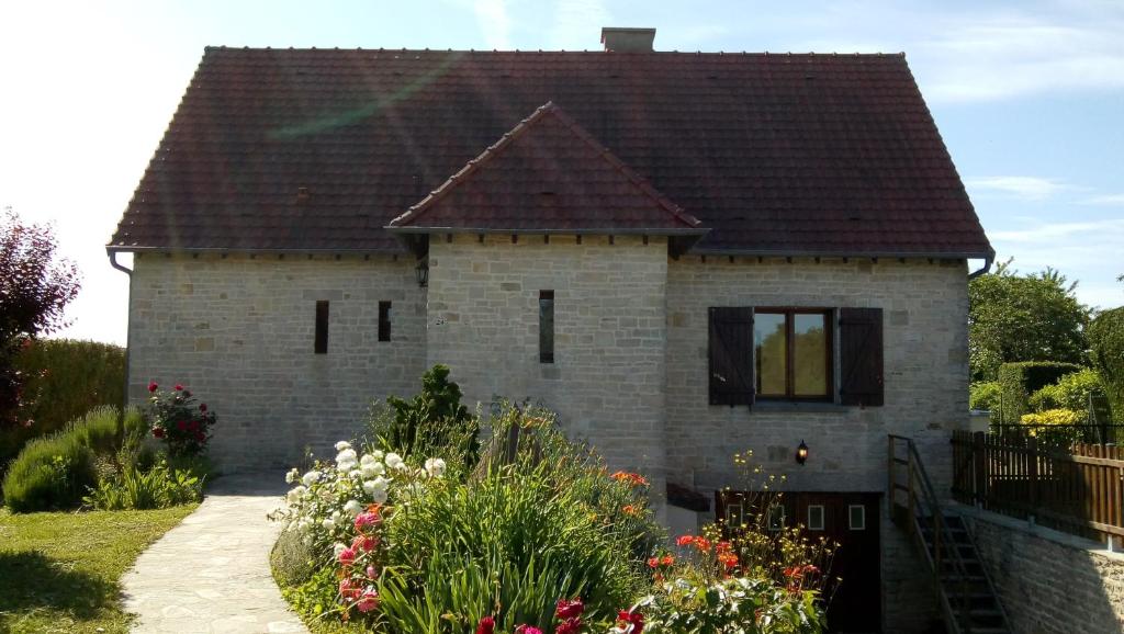 a small brick house with a roof at Jolie maison de campagne in Lainsecq