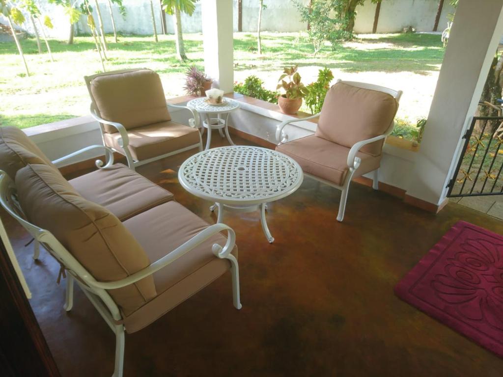 Posezení v ubytování HCS Bungalows Turtle Bay Rustic Bungalow