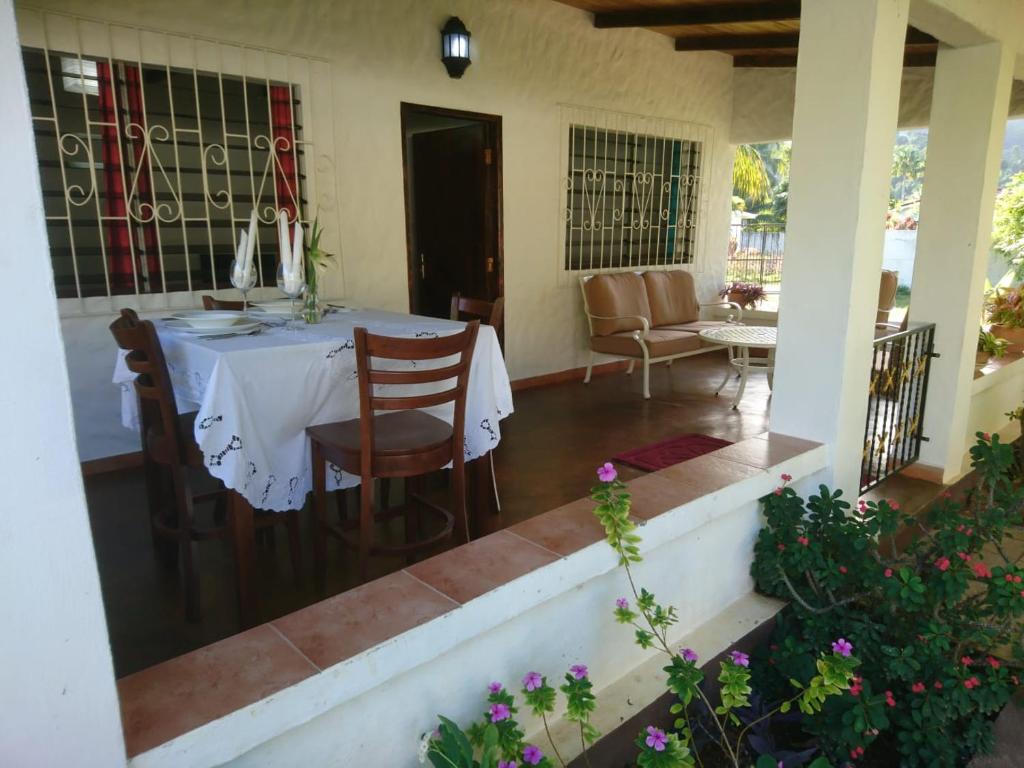 Fotografie z fotogalerie ubytování HCS Bungalows Turtle Bay Rustic Bungalow v destinaci Au Cap