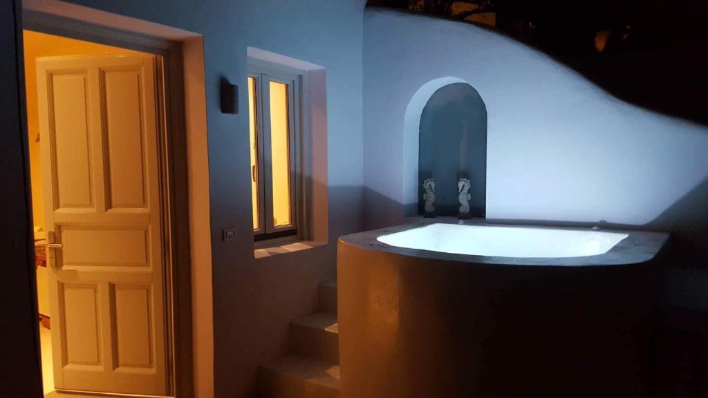 The Muses of Santorini Private Jacuzzi Suites - 14