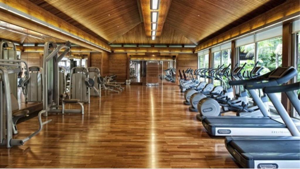 Fitness centrum a/nebo fitness zařízení v ubytování StripViewSuites at Signature
