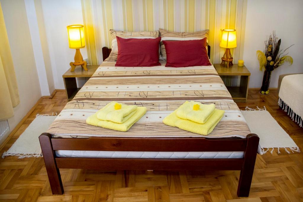 ニシュにあるAnthonyのベッドルーム1室(黄色いタオル付きのベッド2台付)