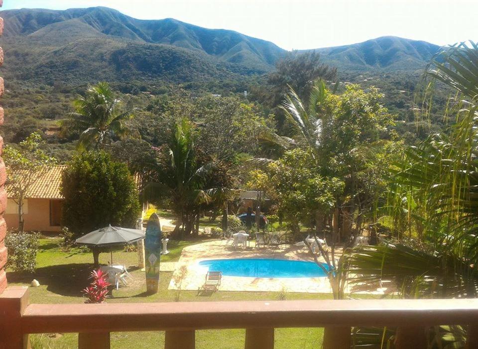 vista para um resort com piscina e montanhas em Pousada Namaste em Casa Branca