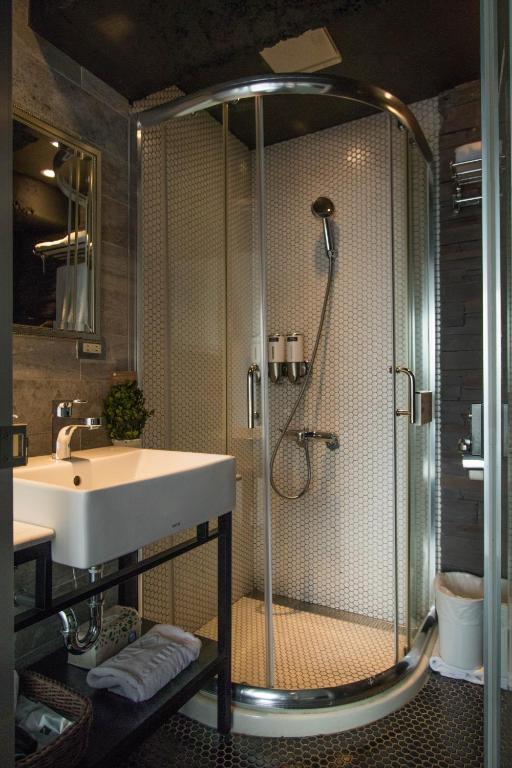 A bathroom at NK Hostel