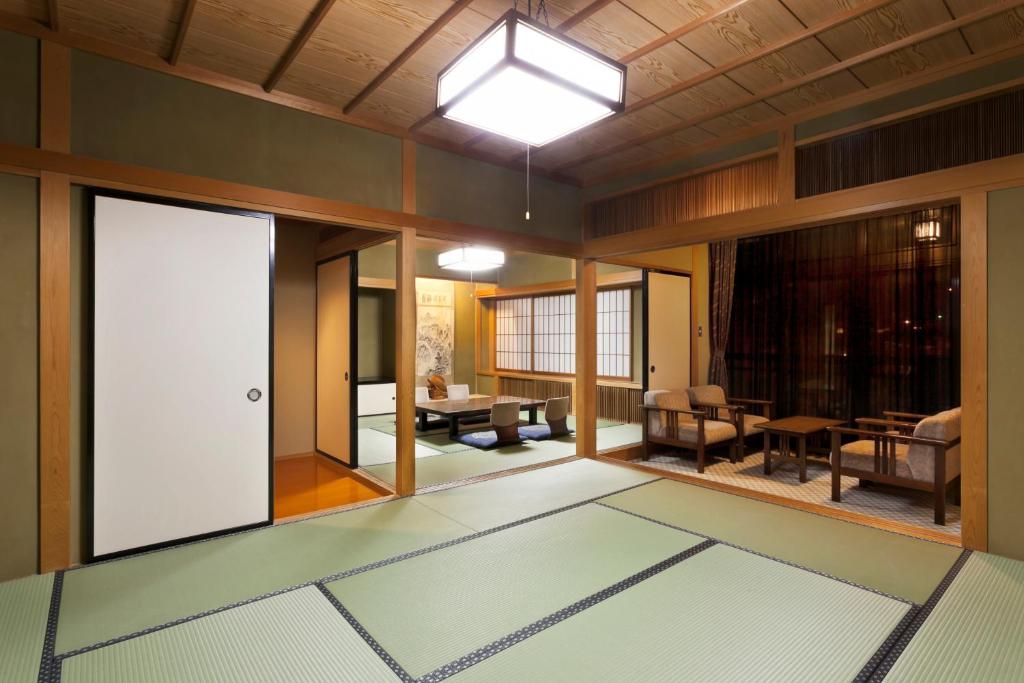 Posezení v ubytování Okada Ryokan Warakutei
