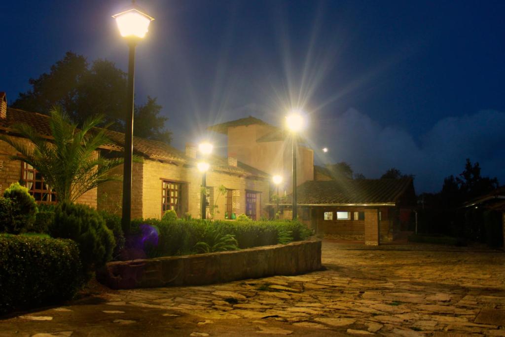 ein Haus in der Nacht mit Straßenbeleuchtung vorne in der Unterkunft Quinta Maria Bonita in Zacatlán