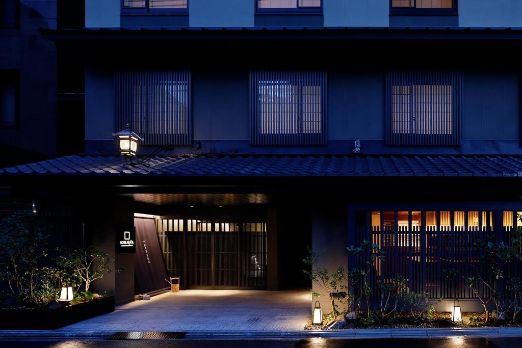 京都市にあるホテルリソル京都四条室町の正面にドアと通灯のある建物