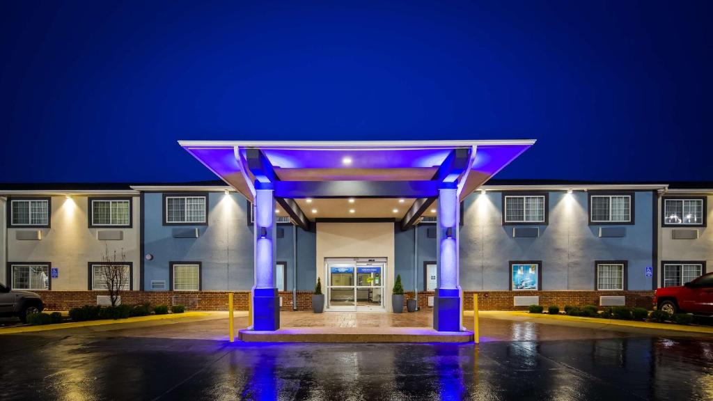 a building with a blue lit up front of it at Best Western Mt. Vernon Inn in Mount Vernon