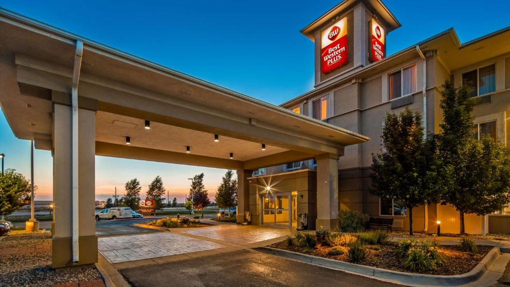 een hotel met een bord aan de voorzijde bij Best Western Plus Frontier Inn in Cheyenne