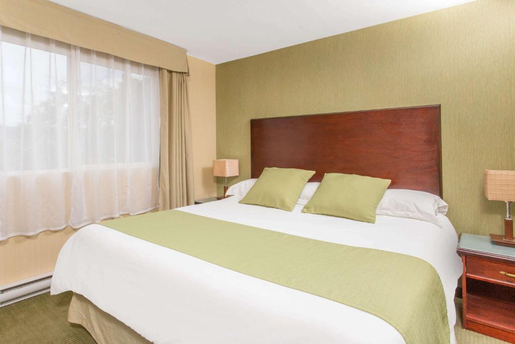 Postel nebo postele na pokoji v ubytování Ramada by Wyndham Williams Lake
