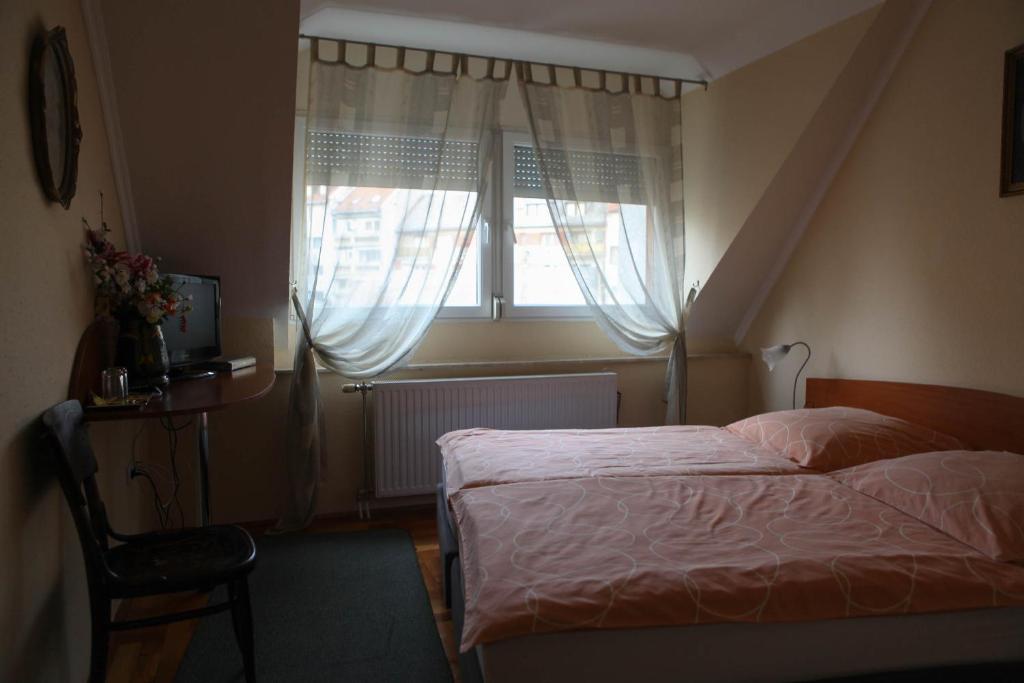 Postel nebo postele na pokoji v ubytování Barokk Antik Guest House
