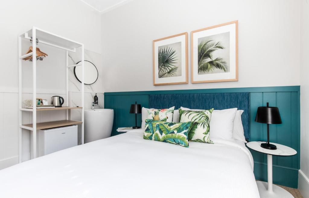 
Queen Room with Shared Bathroom
