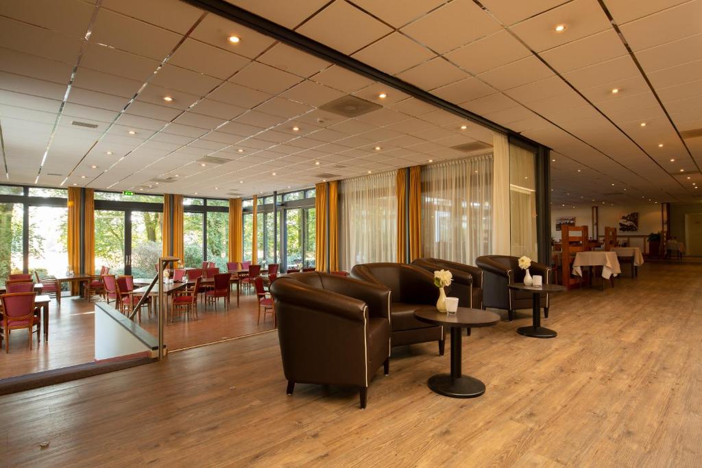 Posezení v ubytování Fletcher Hotel-Restaurant Paasberg